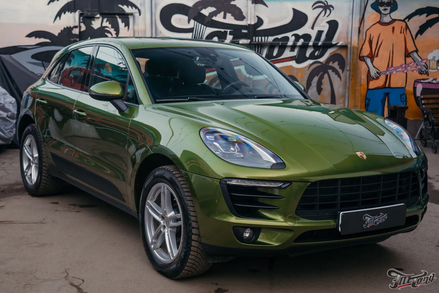 Оклеили Porsche Macan в яркий зеленый винил и забронировали полиуретаном